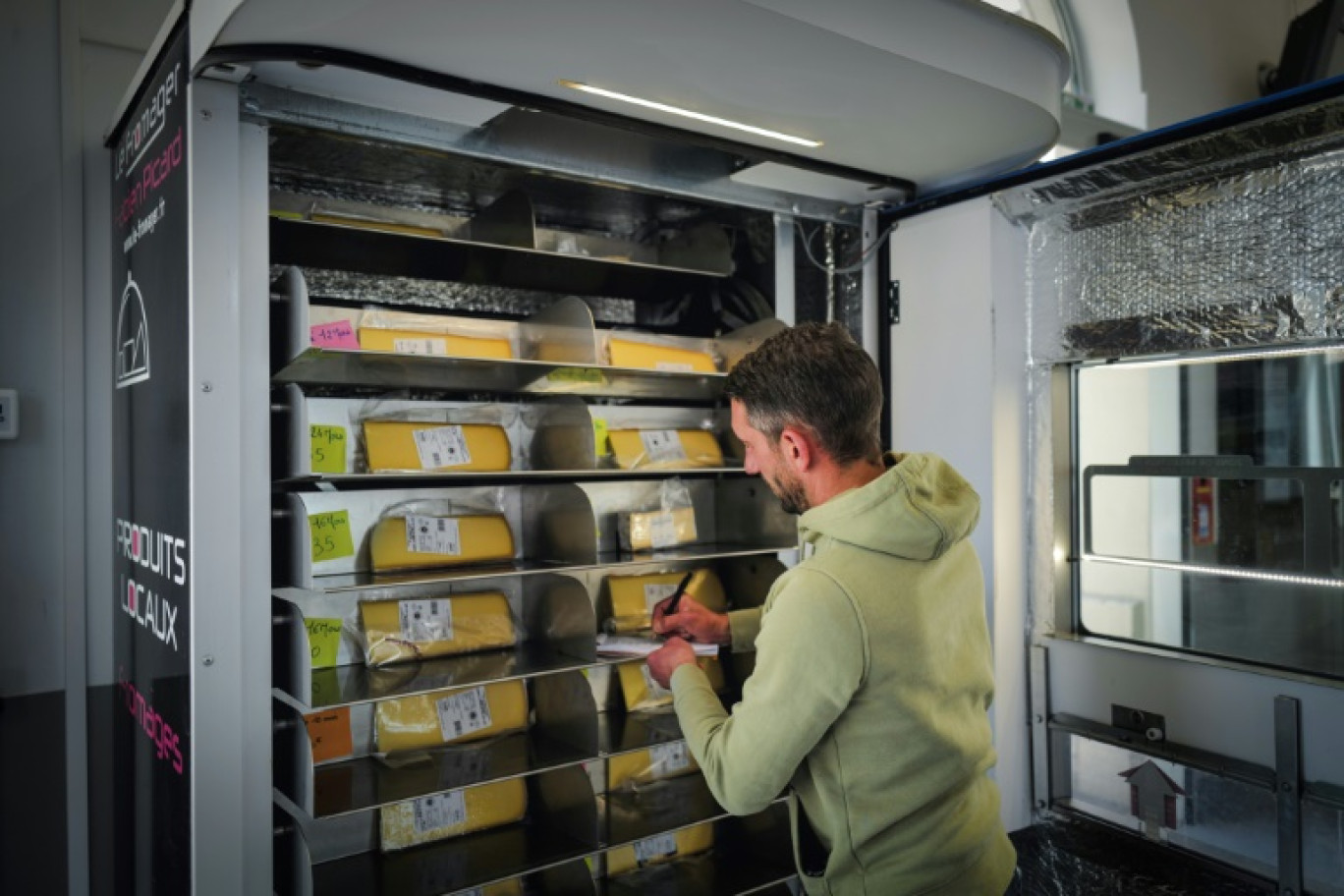 Le fromager Fabien Picard remplit son distributeur à la gare de Bourg-en-Bresse le 28 mai 2024 © OLIVIER CHASSIGNOLE