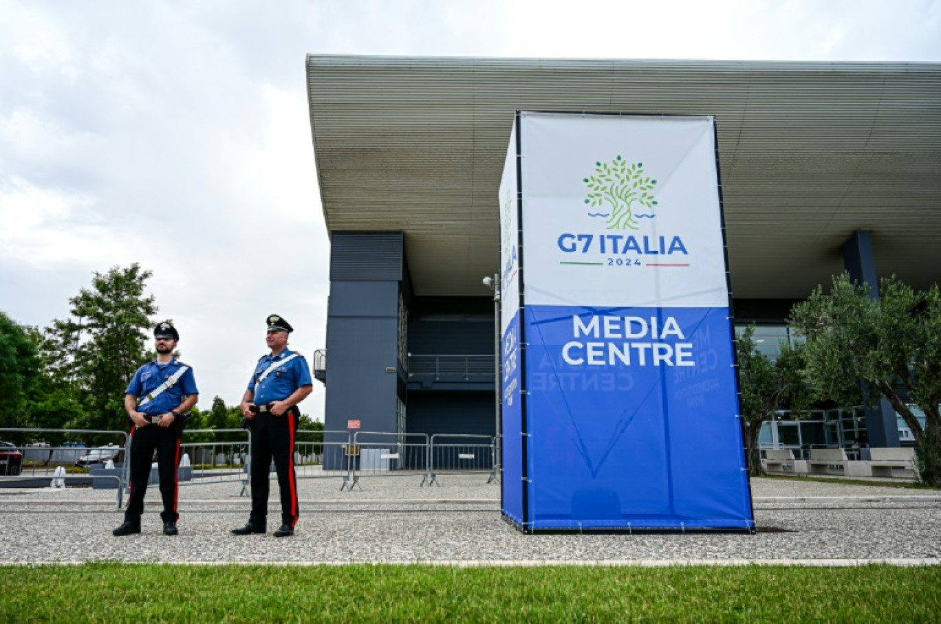 Des policiers se tiennent devant le centre des médias du G7 Italie 2024 à Bari, en Italie, le 11 juin 2024 © Piero CRUCIATTI