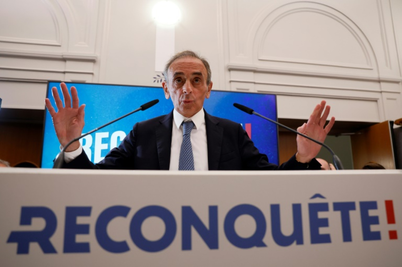 Le chef du parti d'extrême droite Reconquête, Eric Zemmour, s'adresse aux militants lors d'une soirée de rassemblement le dernier jour des élections au Parlement européen au siège du parti à Paris, le 9 juin 2024 © Ian LANGSDON