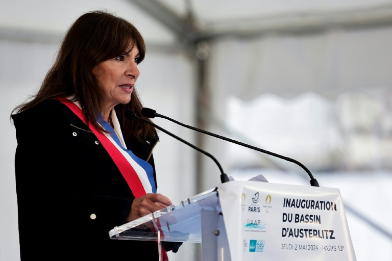 La maire de Paris, Anne Hidalgo, lors de l'inauguration du bassin d'Austerlitz, destiné entre autres à rendre la Seine baignable lors des Jeux Olympiques, à Paris le 2 mai 2024 © STEPHANE DE SAKUTIN