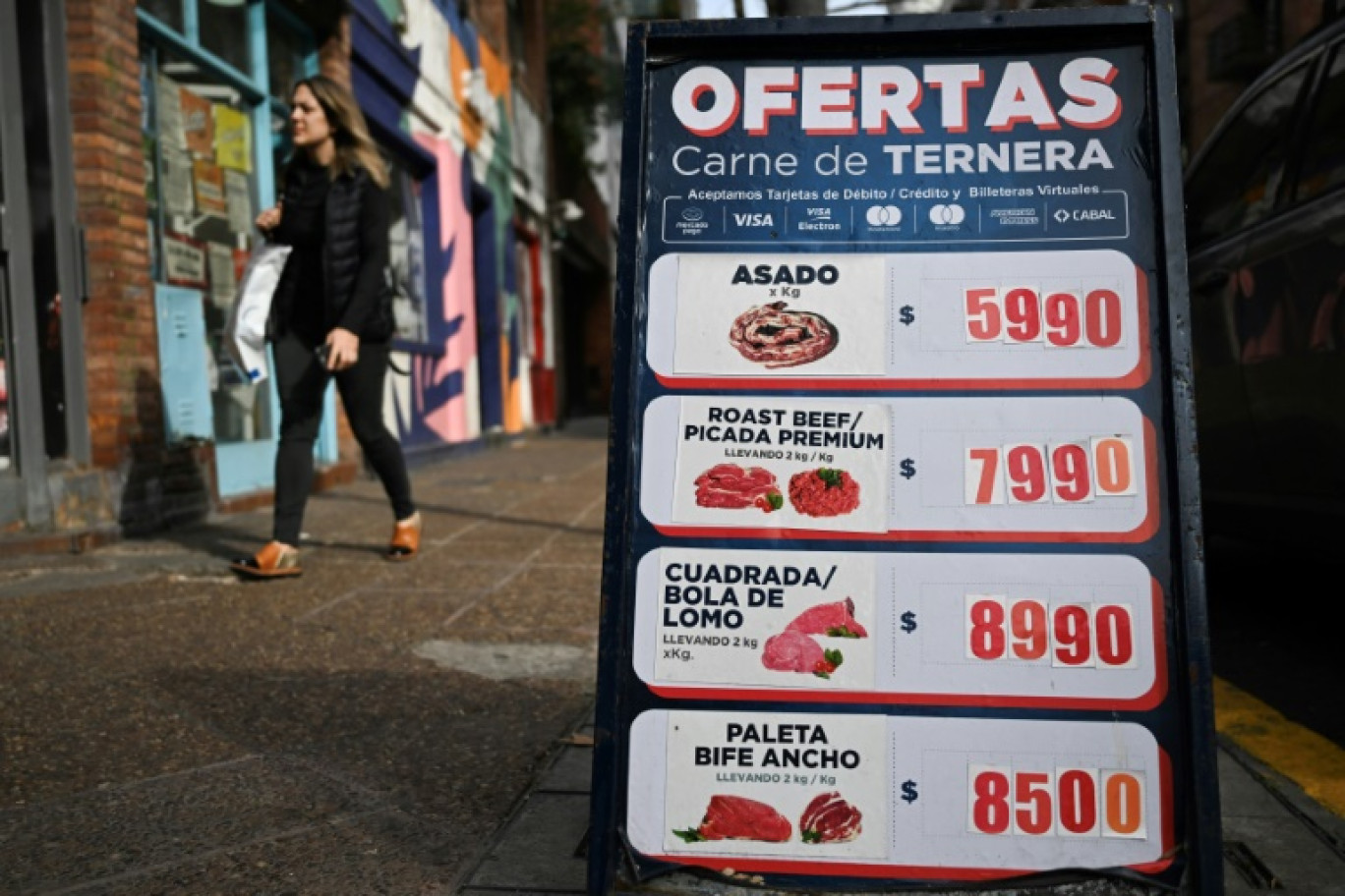 Un panneau indique le prix de la viande dans une rue de Buenos Aires, le 13 juin 2024 en Argentine © LUIS ROBAYO