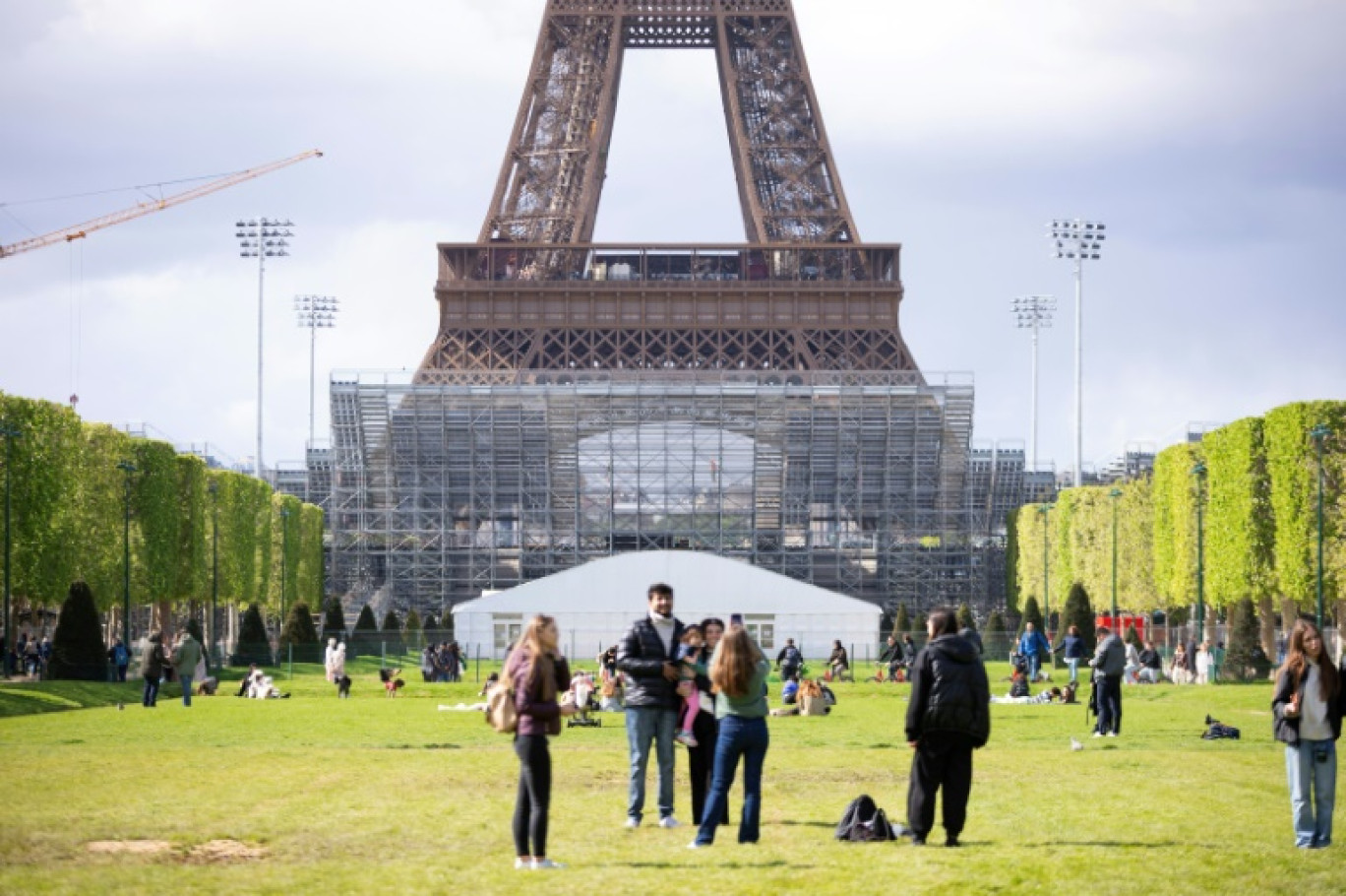 Le Champ-de-Mars, près du chantier du Stade de la Tour Eiffel, où se tiendront des épreuves lors des Jeux Olympiques, le 16 avril 2024 à Paris © Antonin UTZ