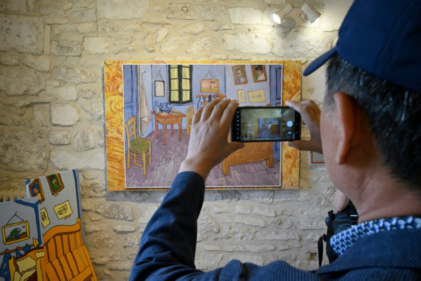 Un touriste photographie la reproduction d'une œuvre de Vincent van Gogh au centre culturel Saint-Paul de Mausole à Saint-Remy-de-Provence, le 4 juin 2024 © Nicolas TUCAT