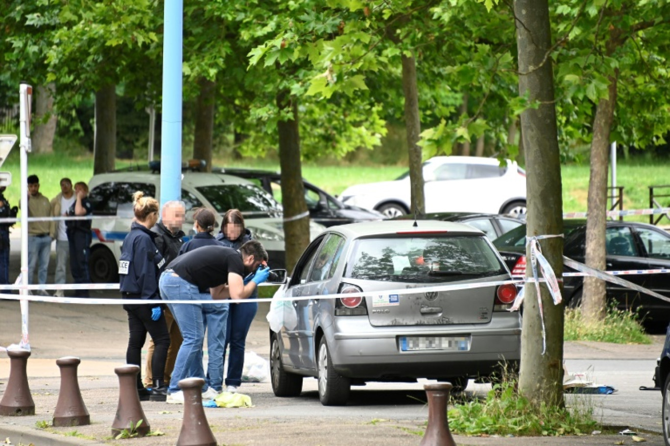 Des membres de la police scientifique effectuent des relevés sur les lieux d'une agression au couteau, le 17 juin 2024 à Metz © Jean-Christophe VERHAEGEN