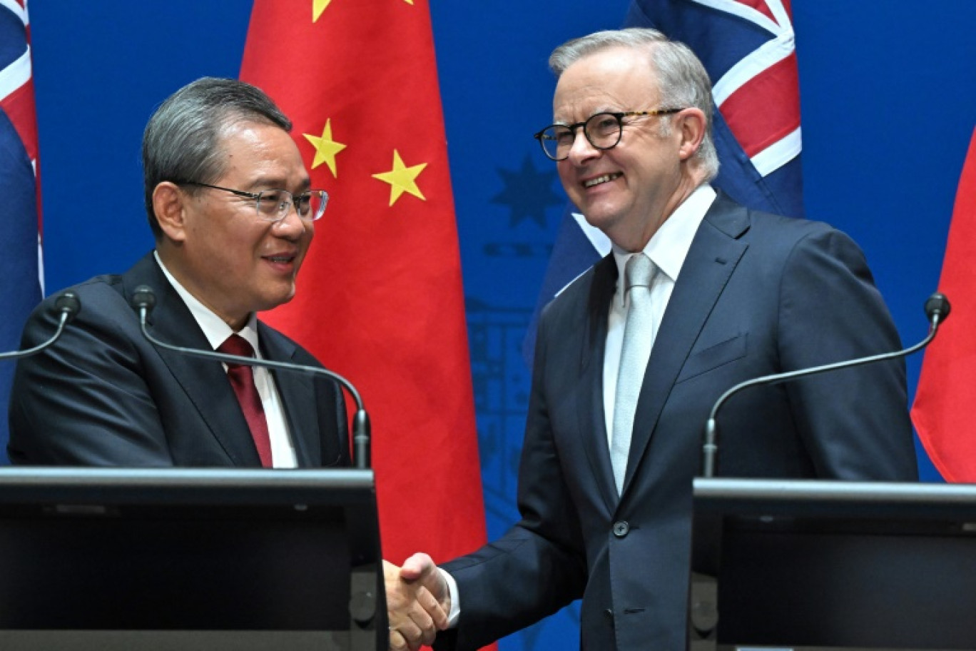 Le Premier ministre australien Anthony Albanese (d) et son homologue chinois Li Qiang au Parlement à Canberra, le 17 juin 2024 © MICK TSIKAS