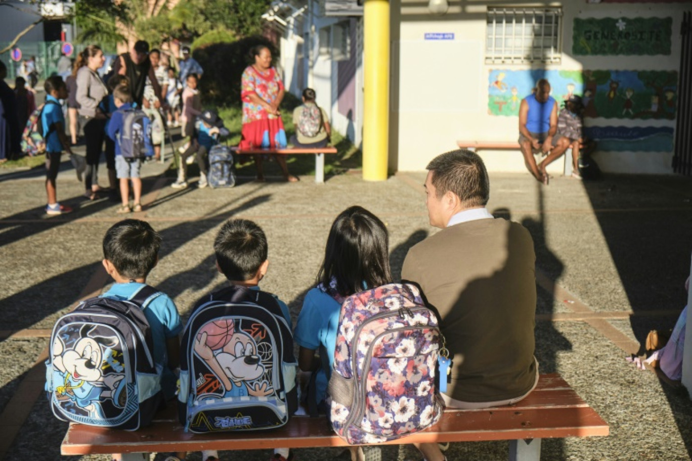 Rentrée des élèves de l'école primaire et maternelle Michel Amiot du quartier Magenta de Nouméa, en Nouvelle-Calédonie, le 17 juin 2024 © Theo Rouby