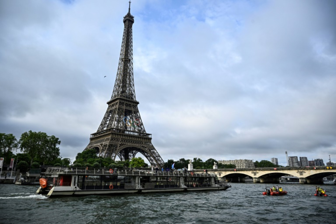 Des bateaux de police participent à une répétition de navigation sur la Seine pour la cérémonie d'ouverture des Jeux olympiques de Paris 2024, le 17 juin 2024 à Paris © JULIEN DE ROSA