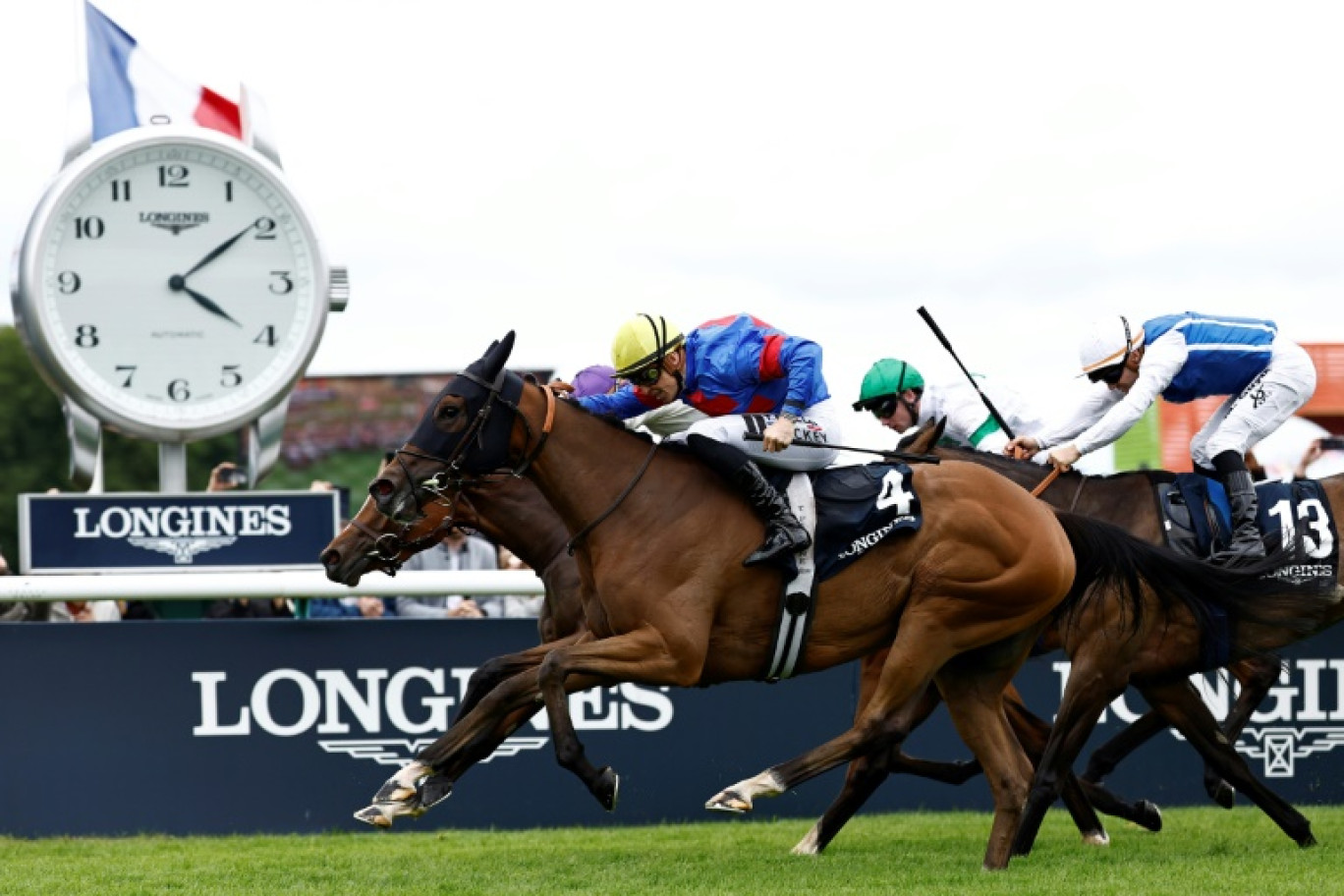 La pouliche française Sparkling Plenty, montée par le jockey Tony Piccone, remporte le Prix de Diane, le 16 juin 2024 à Chantilly, dans l'Oise © Sameer Al-Doumy