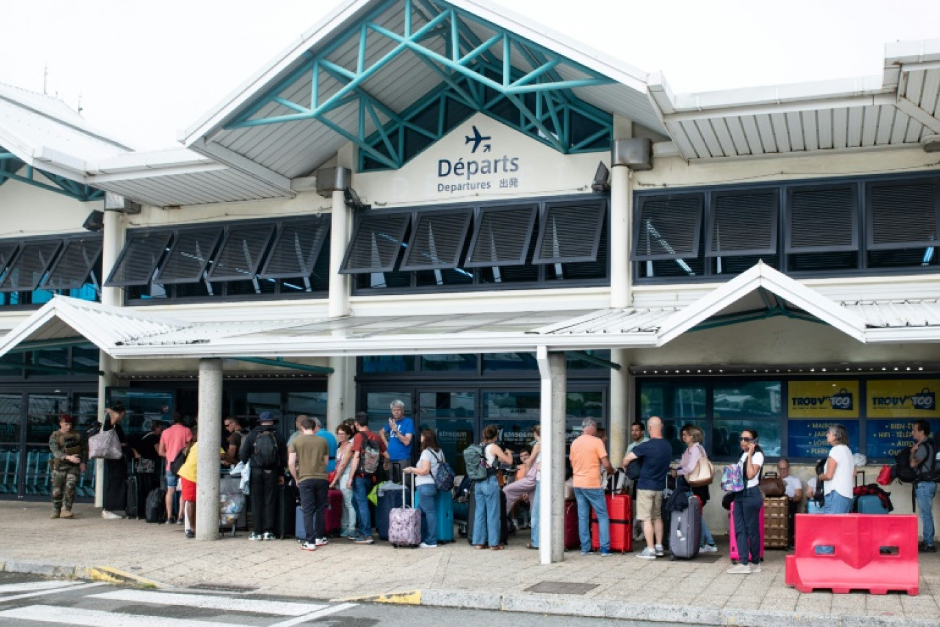 Des passagers attendent d'embarquer à l'aéroport de Magenta le 5 juin 2024 à Nouméa © Delphine Mayeur