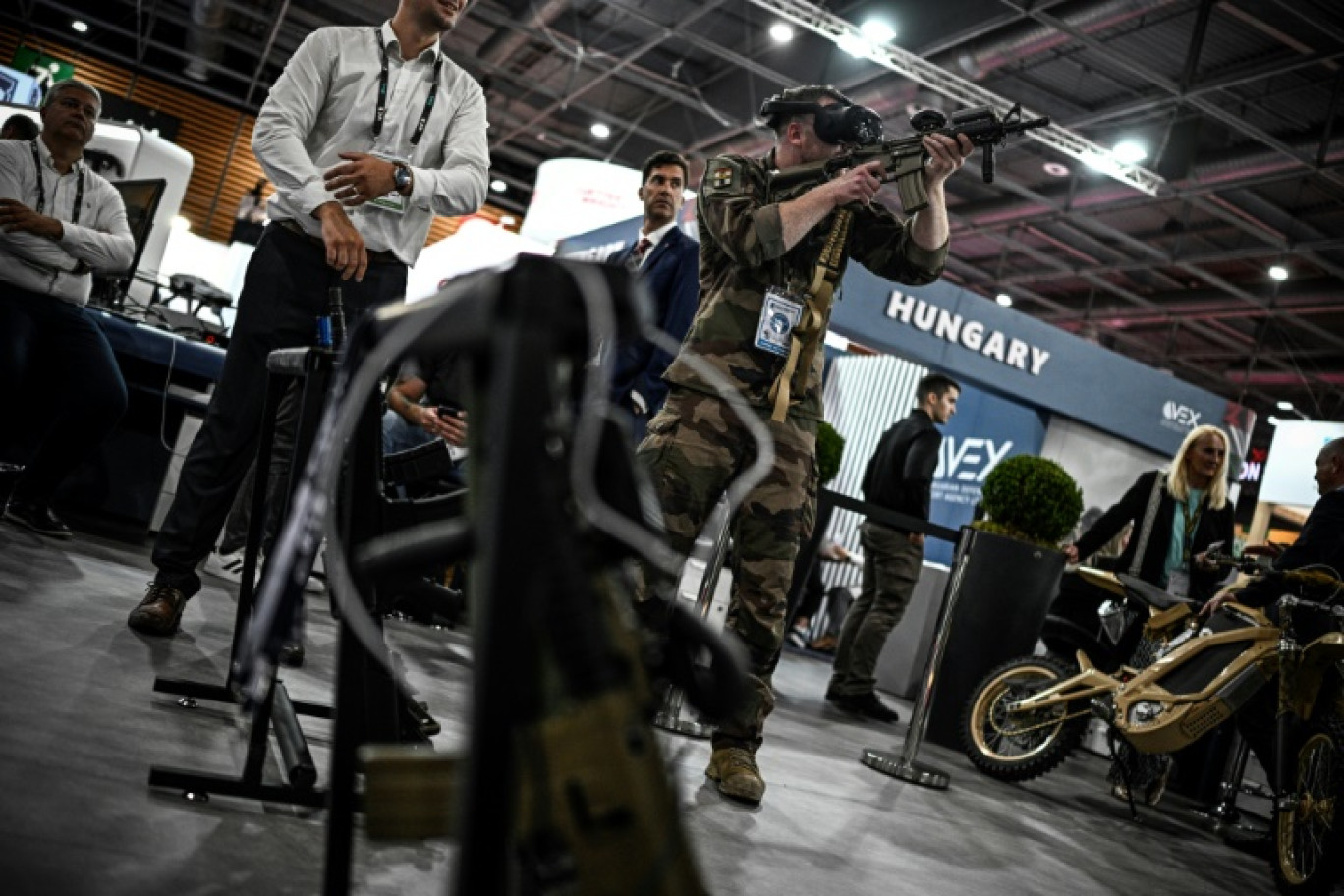 Un visiteur teste un programme de simulation de défense lors du salon international de défense terrestre, aérienne et de sécurité Eurosatory, à Villepinte, banlieue nord de Paris, le 17 juin 2024 © JULIEN DE ROSA