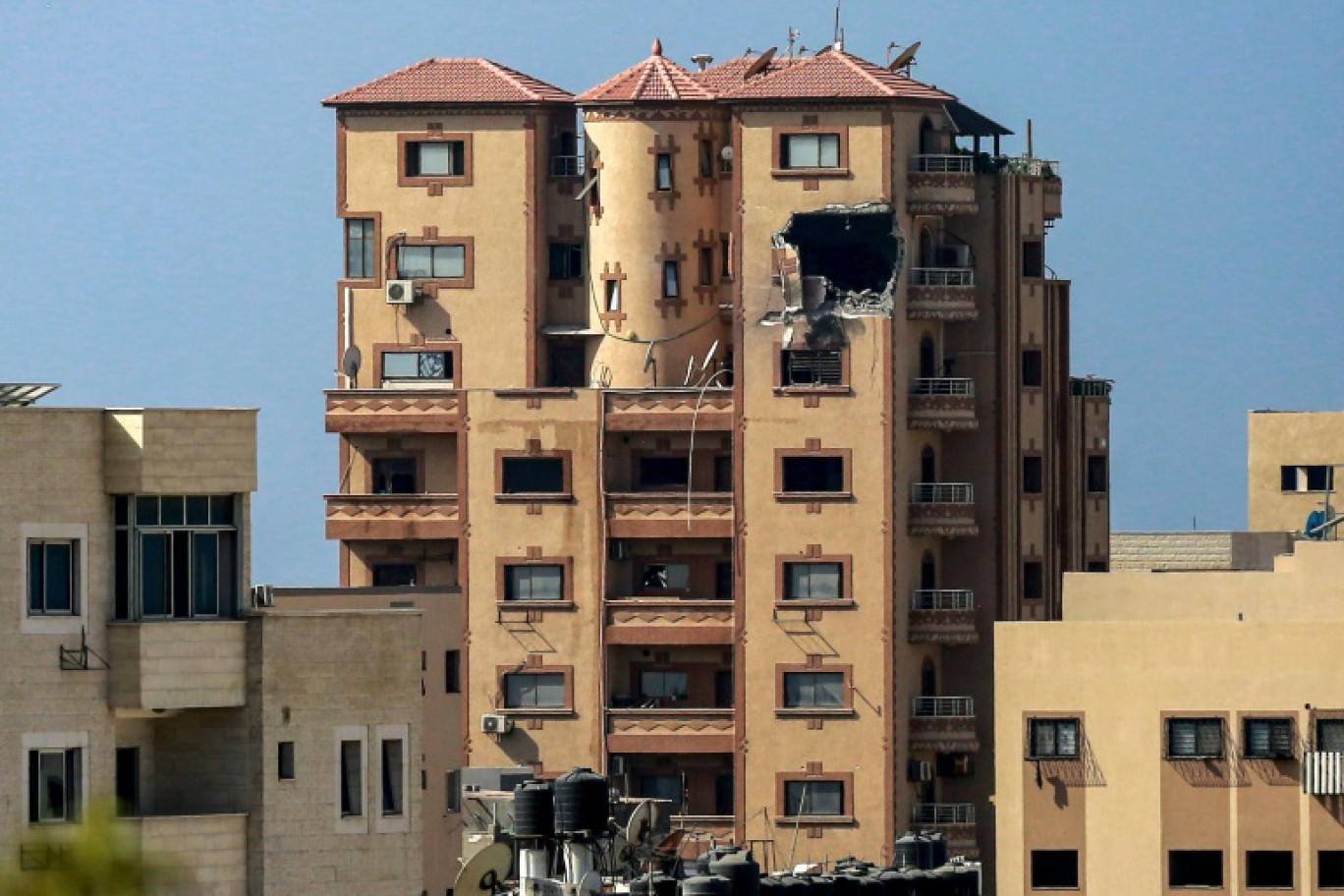 Un trou béant suite à une frappe sur le bâtiment Hajji, qui abritait plusieurs bureaux dont ceux de l'Agence France-Presse (AFP) à Gaza, photograhié le 3 novembre 2023 © Bashar TALEB