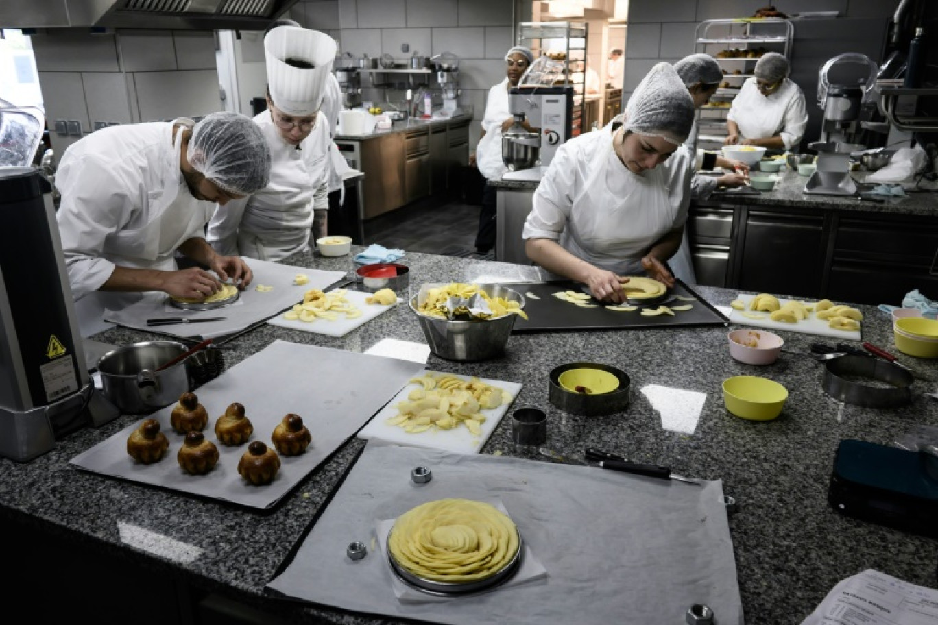 Cours à l'Ecole nationale supérieure de pâtisserie (ENSP) d'Yssingeaux en Haute-Loire, le 13 juin 2024 © JEAN-PHILIPPE KSIAZEK