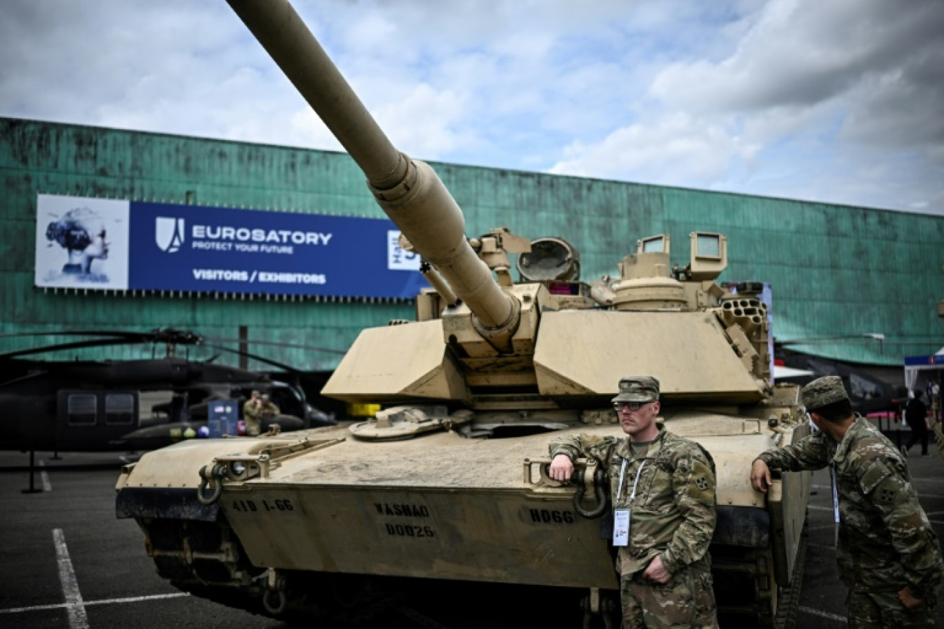 Des marines américains appuyés contre un char Abraham lors du salon international de la défense terrestre, aérienne et de la sécurité Eurosatory, le 17 juin 2024 à Villepinte, en Seine-Saint-Denis © JULIEN DE ROSA