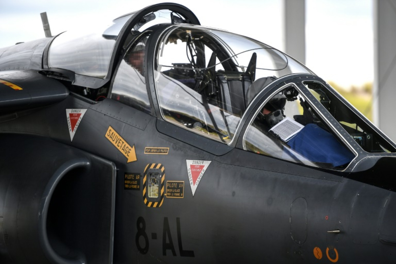 Un pilote ukrainien stagiaire (d) et un instructeur militaire français (g) se préparent avant un vol à bord d'un avion de combat Alpha Jet, sur une base aérienne de l'armée française dans le sud-ouest de la France, le 14 juin 2024 © Christophe ARCHAMBAULT