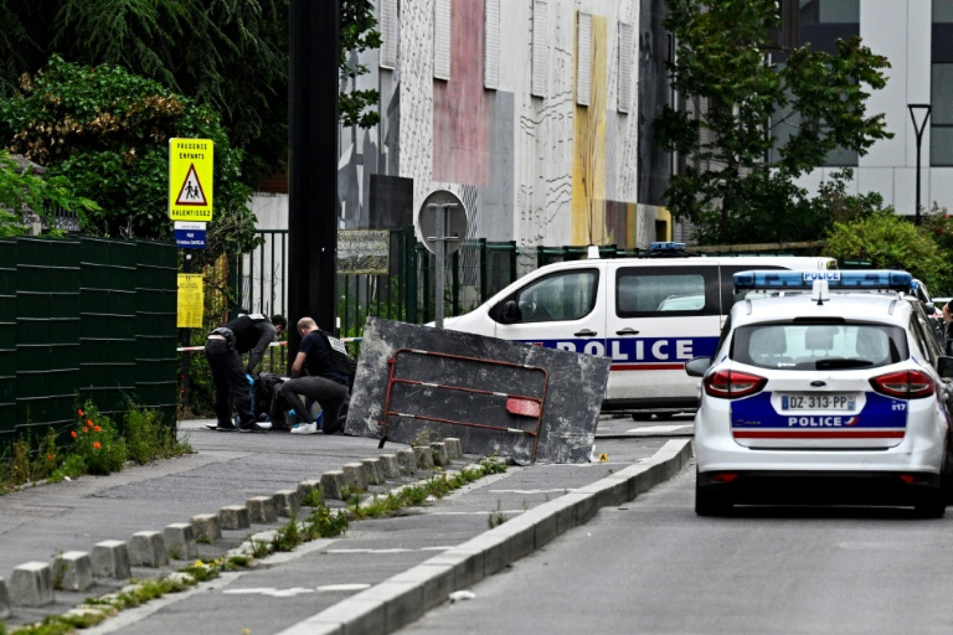 La police sur les lieux de la mort d'un homme à Aubervilliers en Seine-Saint-Denis, le 19 juin 2024 © JULIEN DE ROSA