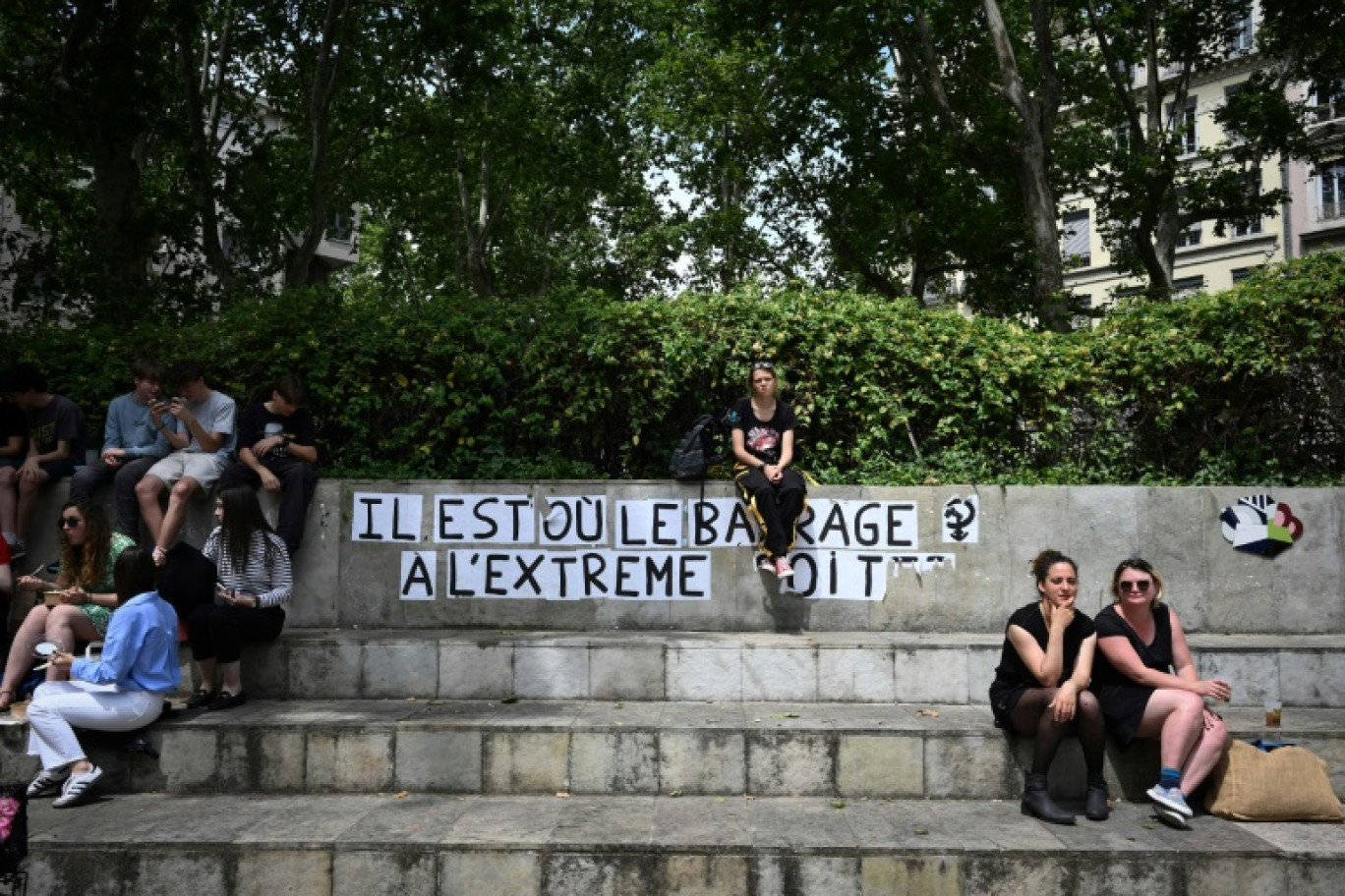 Favoris des sondages, le Rassemblement national et le Nouveau Front populaire poussent pour une recomposition, encore incertaine, du paysage politique en France © JEAN-PHILIPPE KSIAZEK