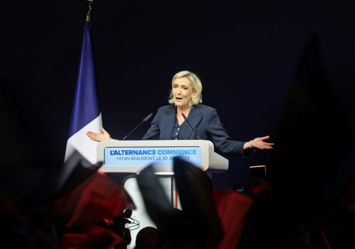 Marine Le Pen, ancienne présidente du groupe Rassemblement national (RN) à l'Assemblée nationale, prononce un discours après l'annonce des résultats du 1er tour des législatives à Hénin-Beaumont, le 30 juin 2024 dans le Pas-de-Calais © FRANCOIS LO PRESTI