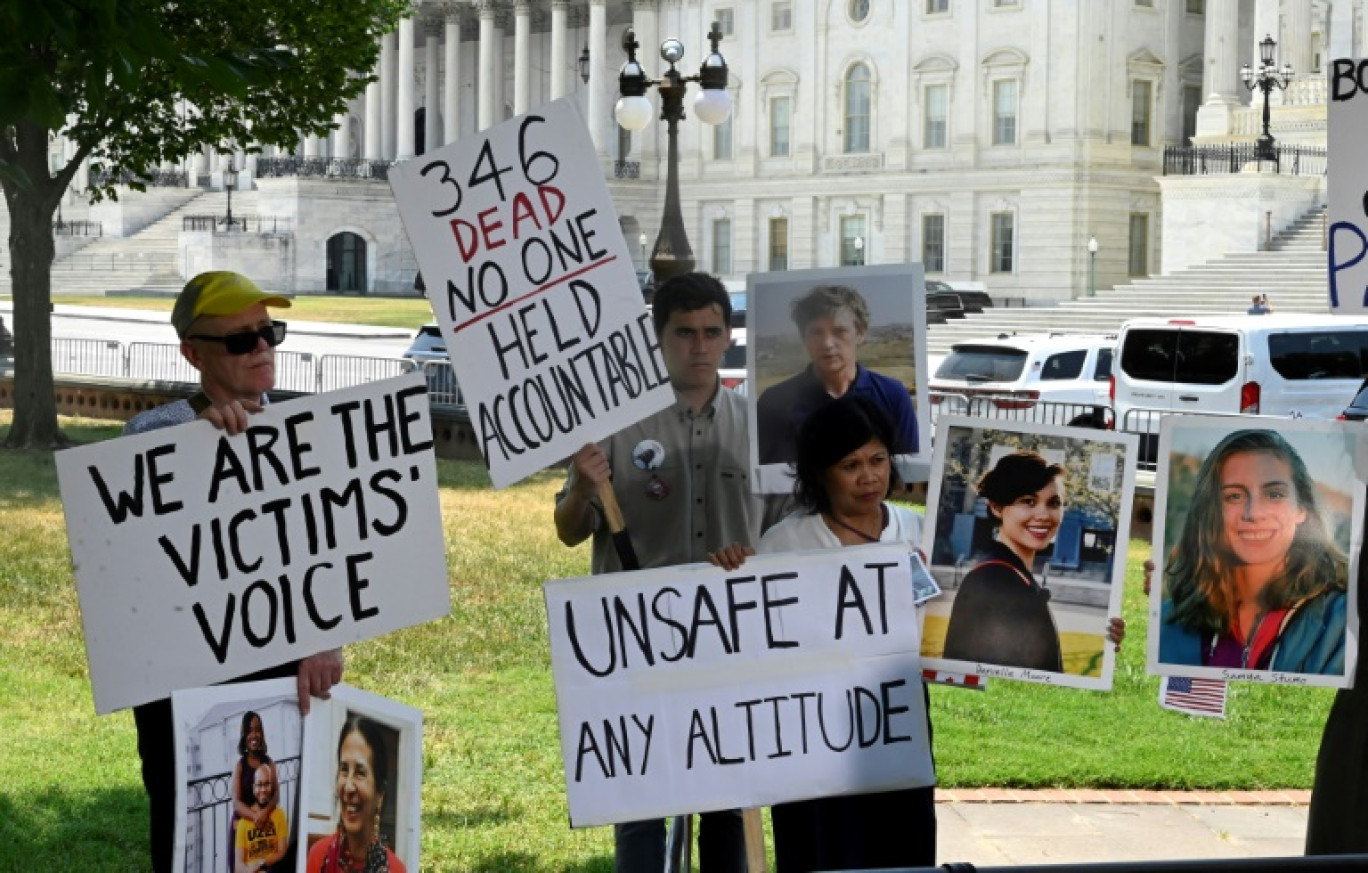 Des proches de victimes des deux crashes de Boeing 737 Max, en 2018 et 2019, devant le Capitole à Washington le 18 juin 2024 © OLIVIER DOULIERY