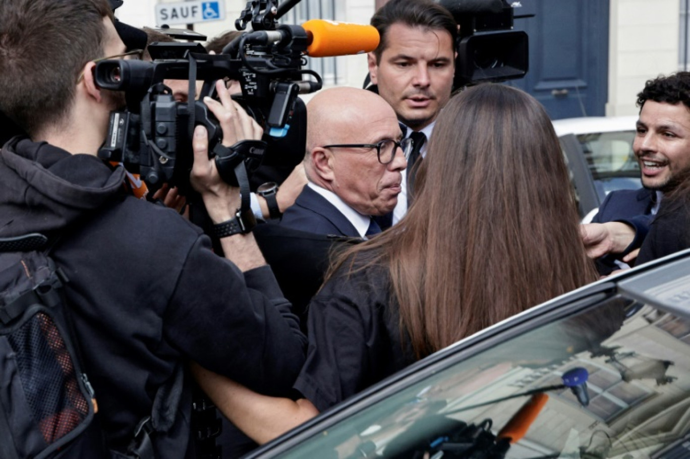 Le président des Républicains (LR), Eric Ciotti s'adresse aux médias alors qu'il quitte le siège du parti, le 13 juin 2024 à Paris © STEPHANE DE SAKUTIN