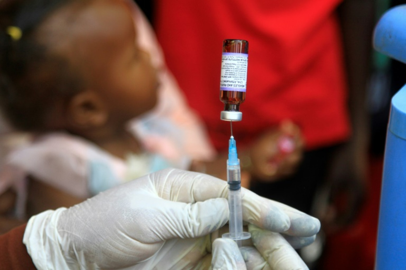 Une infirmière soudanaise prépare une dose de vaccin contre la rougeole et la rubéole, le 22 janvier 2024 à Gedaref au Soudan © -