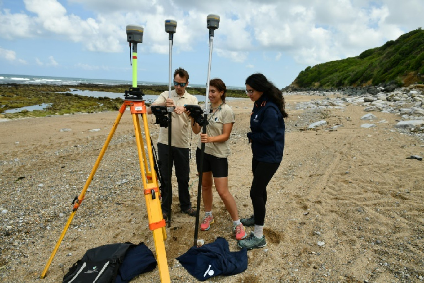 Des employés de l'Observatoire de la Côte de Nouvelle Aquitaine, effectuent des relevés cartographiques de l'érosion du littoral basque à Guéthary, dans les Pyrénées-Atlantiques, le 10 juin 2024 © GAIZKA IROZ