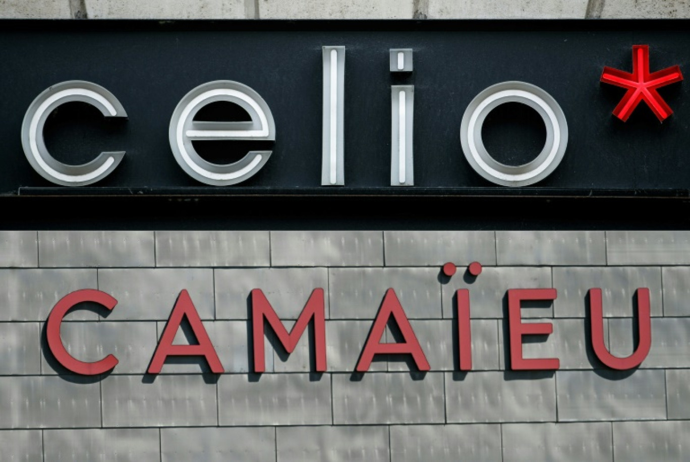 Camaïeu, symbole du déclin du prêt-à-porter en France, renaîtra de ses cendres le 29 août dans 12 magasins et en ligne, a annoncé vendredi Celio, repreneur de la marque © Sameer Al-DOUMY