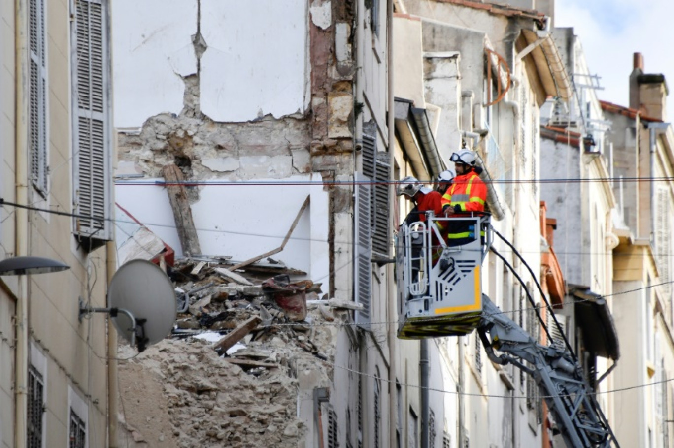 Des pompiers inspectent un immeuble de la rue d'Aubagne, après l'effondrement de deux immeubles plus tôt dans la semaine, le 8 novembre 2018 à Marseille © GERARD JULIEN