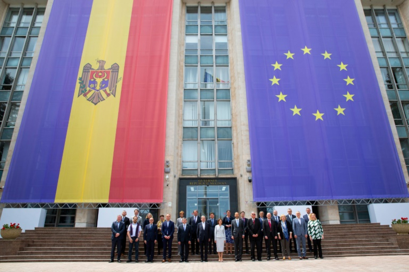 La présidente moldave Maia Sandu (première rangée au centre à droite) et le commissaire européen au budget Johannes Hahn (au centre à gauche) avec des membres du gouvernement moldave à Chisinau, le 9 mai 2024 © Elena COVALENCO