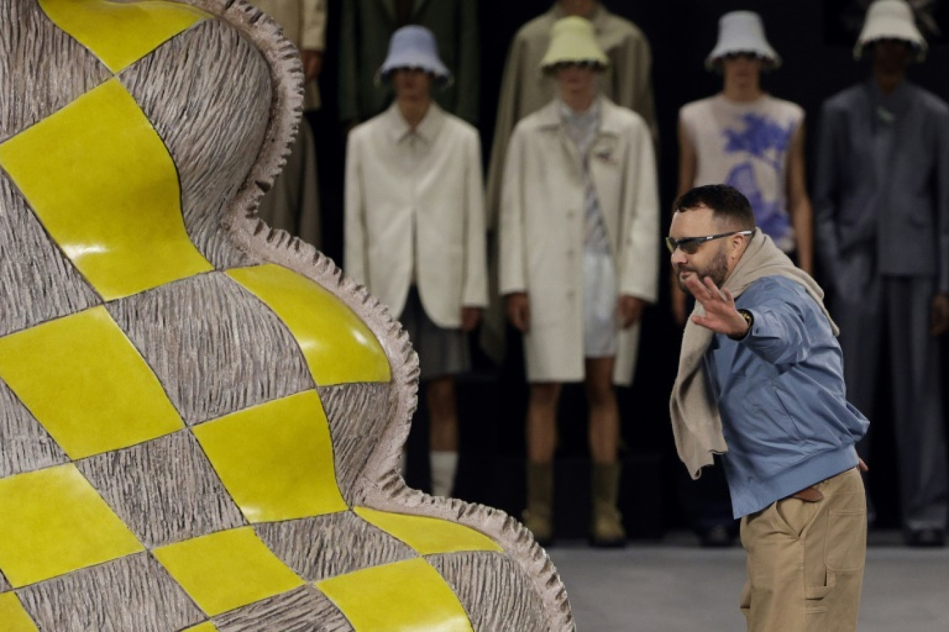 Le créateur anglais Kim Jones salue le public à la fin du défilé de la collection Dior Homme printemps/été 2025 à la Fashion Week de Paris, le 21 juin 2024 © Geoffroy VAN DER HASSELT