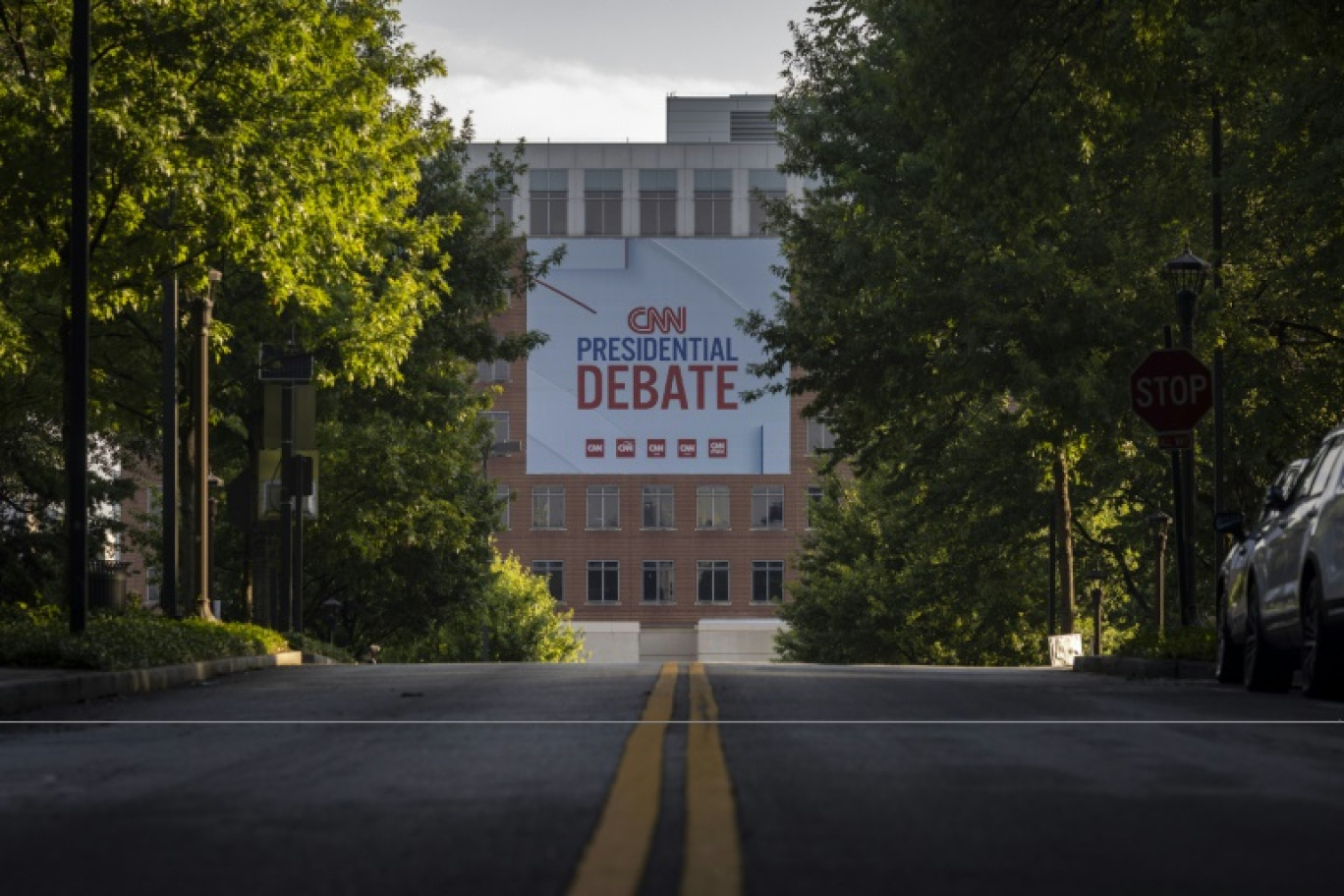 Une banderole annonçant le débat de campagne présidentielle entre Joe Bien et Donald Trump sur CNN, le 24 juin 2024 à Atlanta (Georgie), aux Etats-Unis © CHRISTIAN MONTERROSA