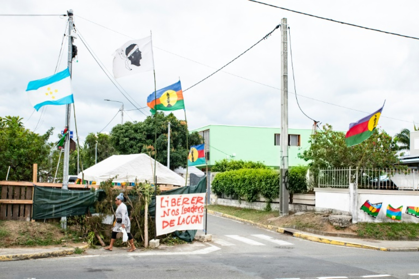 Une banderole demandant la remise en liberté des responsables du mouvement indépendantiste CCAT arrêtés en Nouvelle-Calédonie est déployée à Nouméa le 22 juin 2024 © Delphine MAYEUR