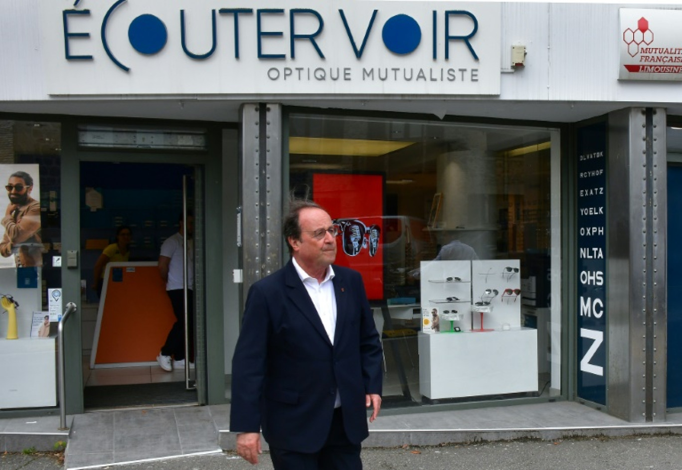 L'ancien président socialiste François Hollande en campagne pour les élections législatives à Ussel, en Corrèze, le 22 juin 2024 © Pascal LACHENAUD