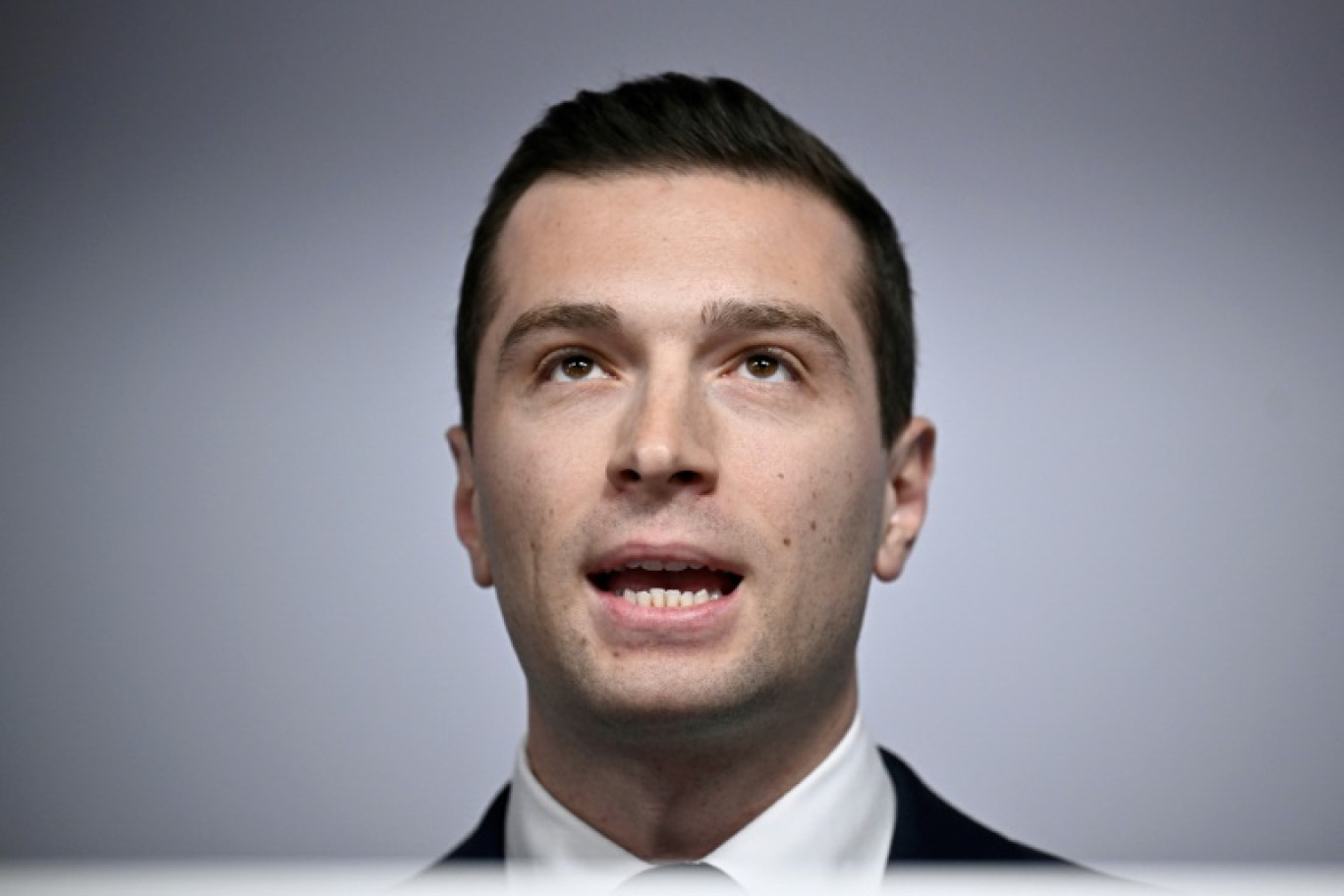 Jordan Bardella, président du Rassemblement national (RN), fait une déclaration après les résultats du 1er tour des législatives, le 30 juin 2024 à Paris © JULIEN DE ROSA