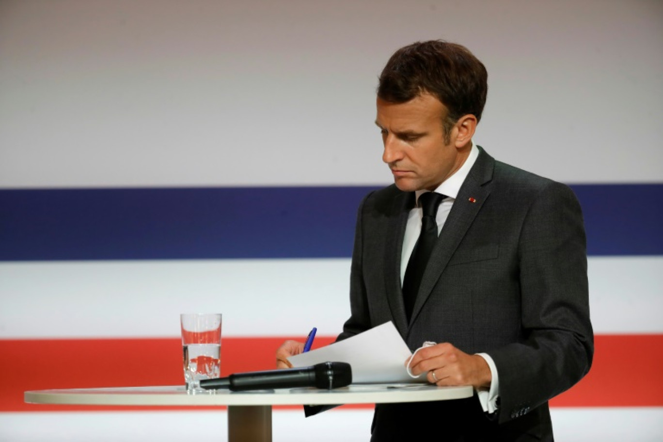 Emmanuel Macron promet "d'agir jusqu'en mai 2027", dans une lettre publiée dans la presse quotidienne régionale © SARAH MEYSSONNIER