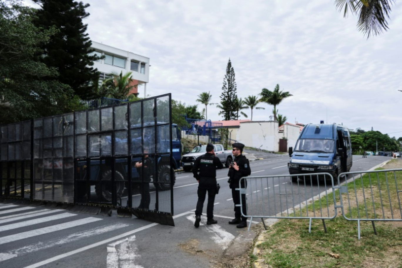 Des gendarmes montent la garde devant le tribunal de Nouméa, le 22 juin 2024 © Theo Rouby