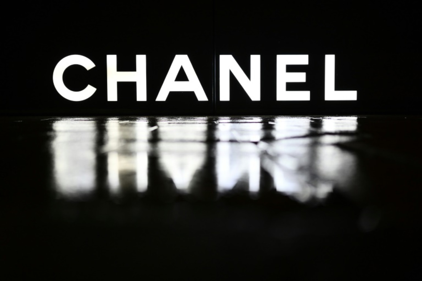 La créatrice de mode française Virginie Viard pour Chanel salue le public à la fin du défilé de la collection de prêt-à-porter féminin automne-hiver 2020-2021 à Paris, le 3 mars 2020 © Christophe ARCHAMBAULT