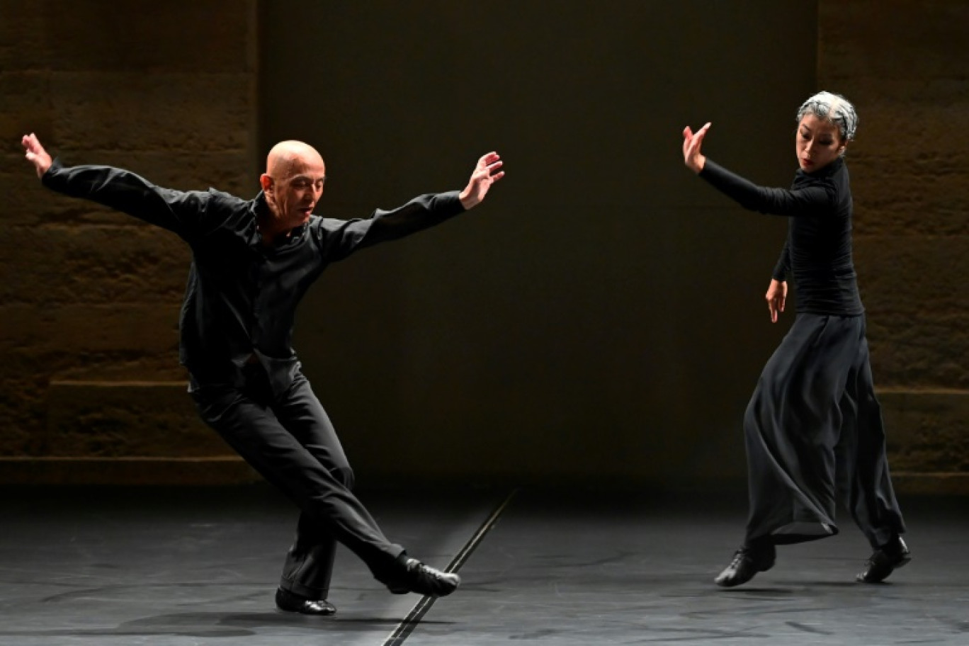 Le chorégraphe japonais Saburo Teshigawara (g) et une danseuse lors d'une répétition du ballet "Voice of desert" dans le cadre du festival Montpellier Danse, le 21 juin 2024 © Sylvain THOMAS