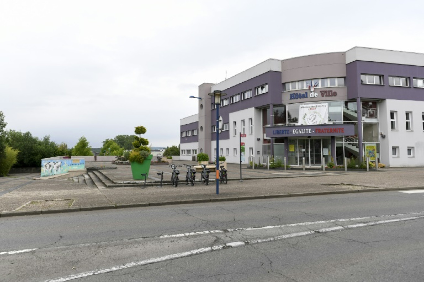 La mairie de Mont-Saint-Martin (Meurthe-et-Moselle) tout juste rénovée, un an après son saccage durant des émeutes nationales qui avaient suivi la mort jeune Nahel, le 20 juin 2024 © Jean-Christophe VERHAEGEN