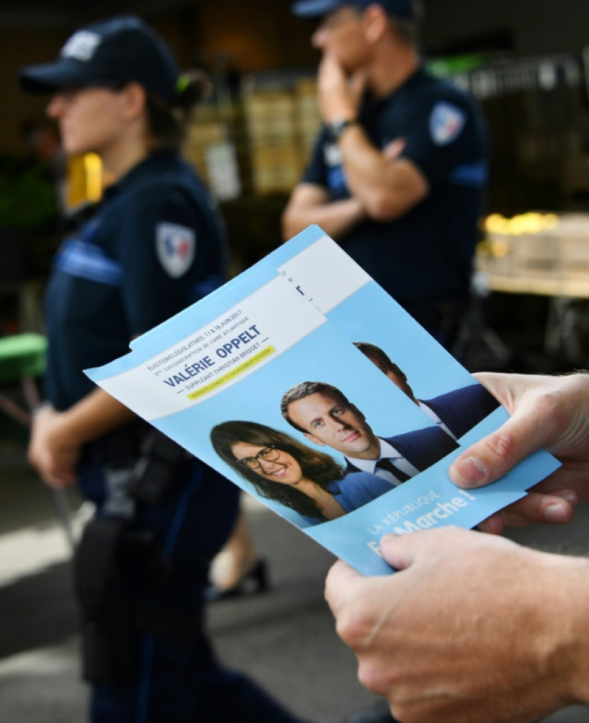 Un homme tracte durant la campagne de la candidate Valérie Oppelt (La République en Marche) pour les élections législatives, à Nantes, le 4 juin 2017 © LOIC VENANCE