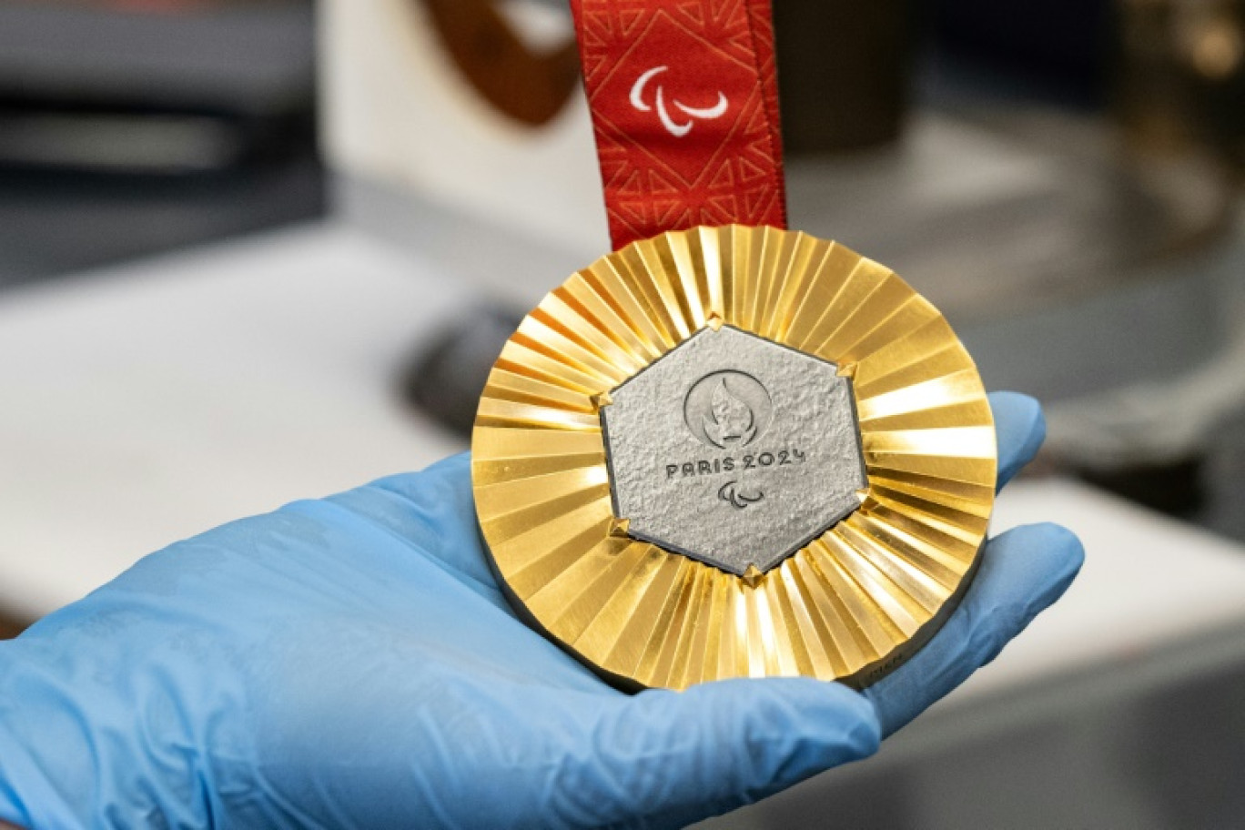 Une médaille d'or pour les Jeux olympiques et paralympiques de Paris avec un morceau hexagonal de métal issu de la tour Eiffel , présentée dans les ateliers de la Monnaie de Paris. Photo prise à Paris le 25 juin 2024 © BERTRAND GUAY