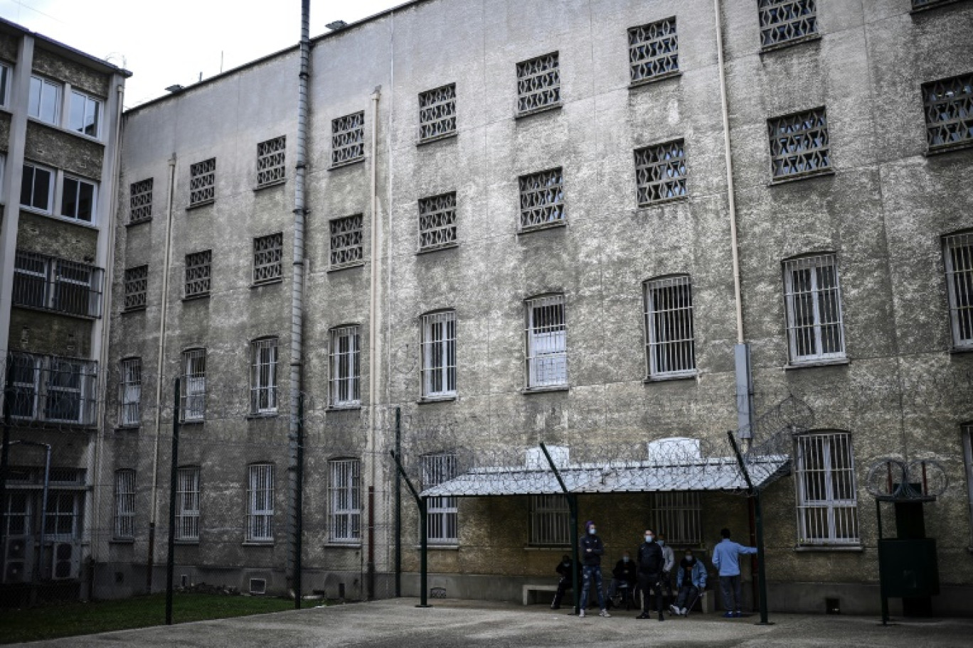 Des patients détenus dans la cour de l'hôpital pénitentiaire de la prison de Fresnes, le 25 novembre 2020 dans le Val-de-Marne © Christophe ARCHAMBAULT