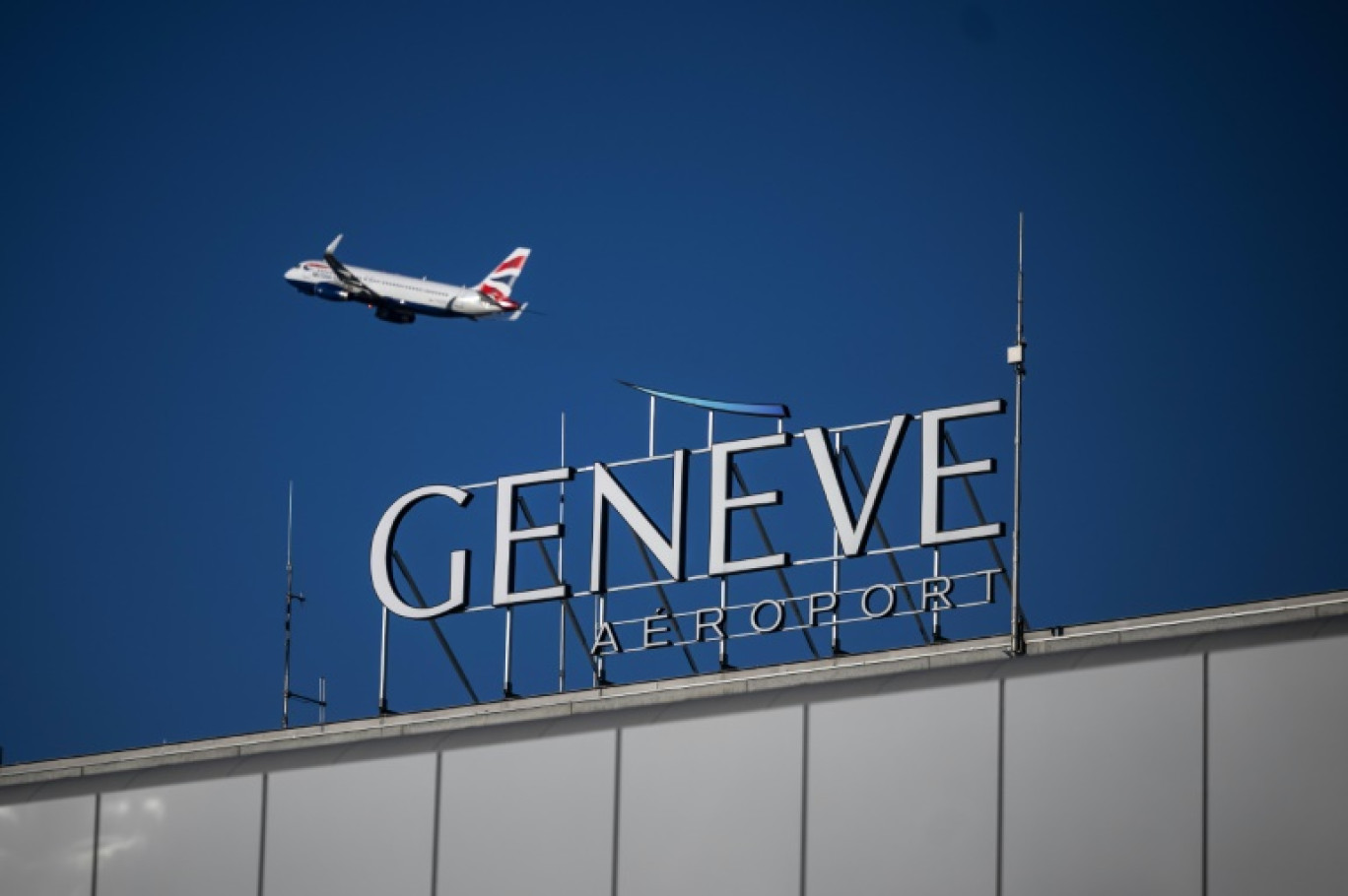 Un Airbus dans le ciel de Genève, le 24 décembre 2023 © Fabrice COFFRINI