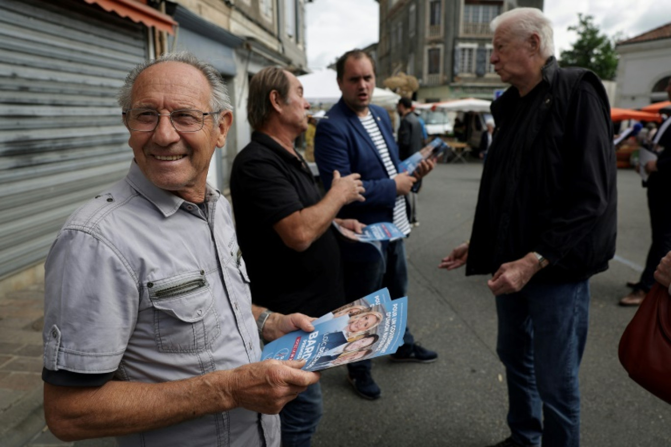 Des militants du RN distribuent des tracts à Cazères, en Haute-Garonne, le 22 juin 2024 © Valentine CHAPUIS