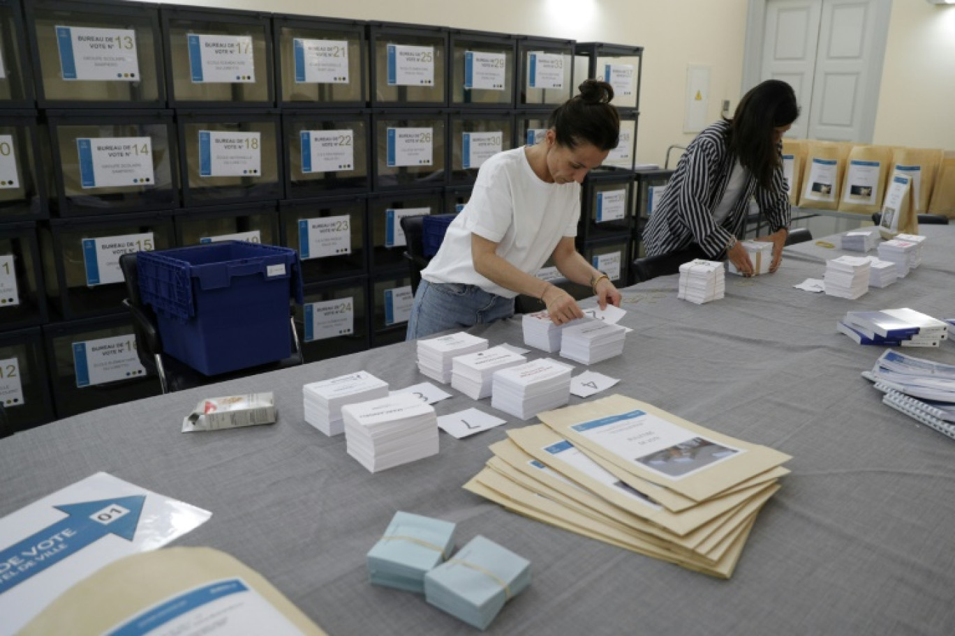 Des employées préparent des bulletins de vote à la mairie d'Ajaccio avant  législatives, le 25 juin 2024 en Corse © PASCAL POCHARD-CASABIANCA