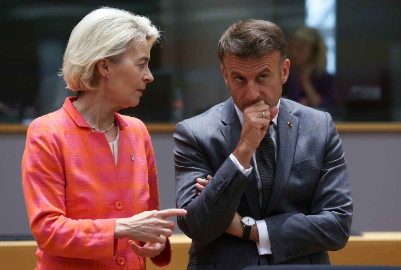 La présidente de la Commission européenne Ursula von der Leyen et le président français Emmanuel Macron échangent lors d'un sommet européen à Bruxelles le 27 juin 2024 © Olivier HOSLET