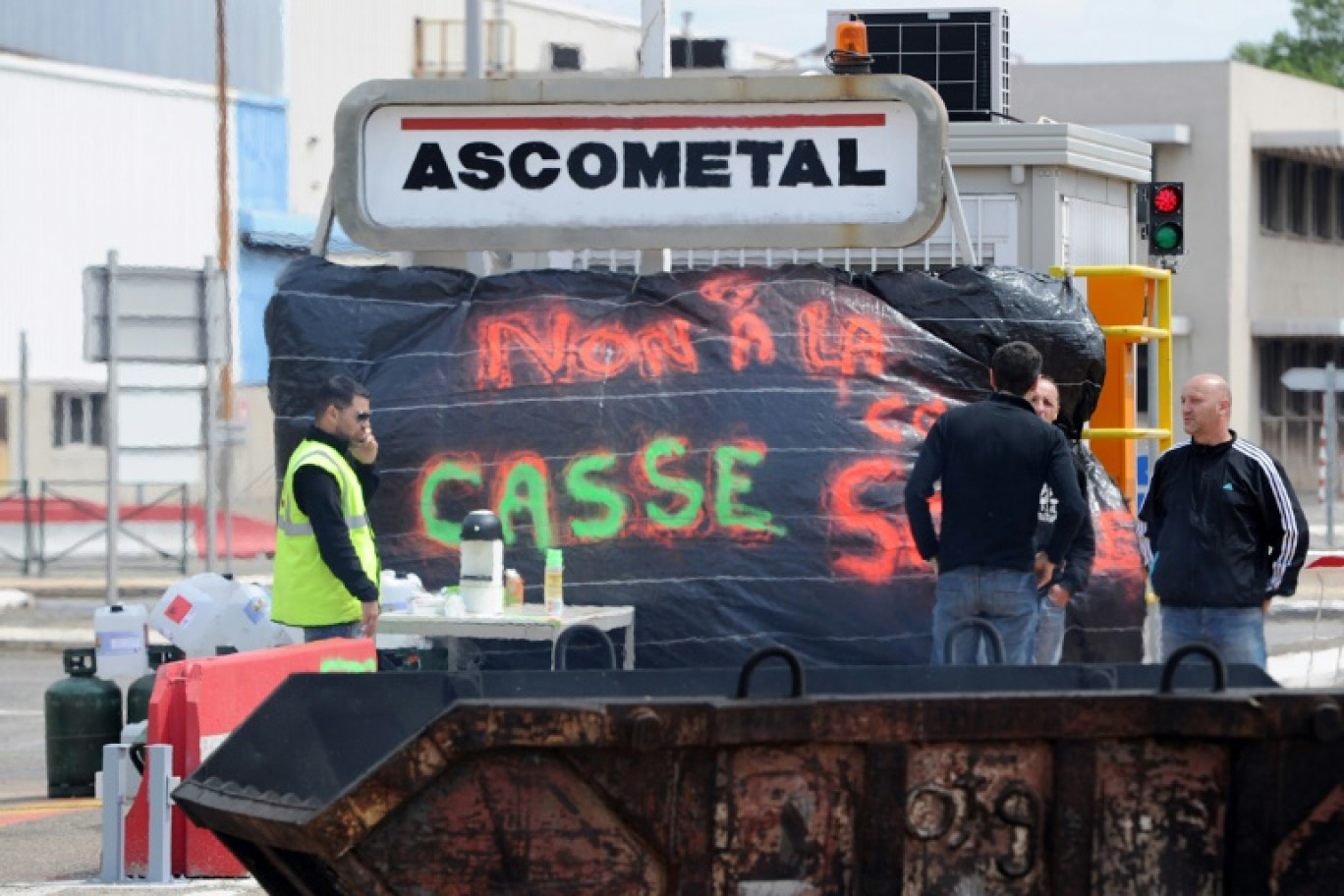 Lors d'une mobilisation de salariés d'Ascometal devant leur usine à Fos-sur-Mer, dans les Bouches-du-Rhône, le 20 mai 2014 © BORIS HORVAT