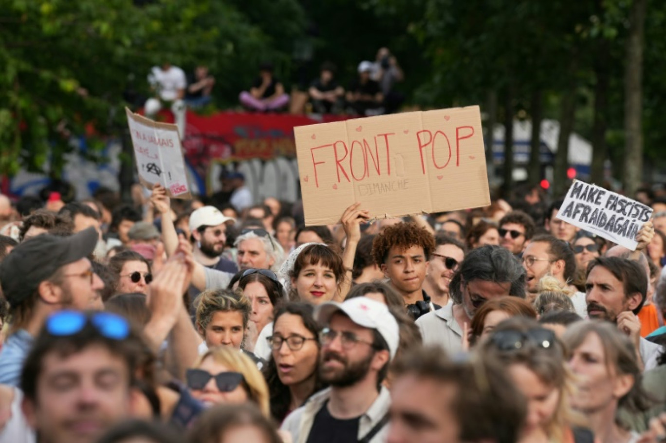 Des manifestants lors d'un rassemblement contre l'extrême droite, place de la République à Paris, le 27 juin 2024 © Zakaria ABDELKAFI