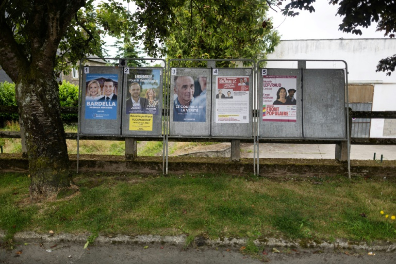 Les affiches électorales des candidats aux législatives à Callac, le 27 juin 2024 dans les Côtes-d'Armor © Fred TANNEAU