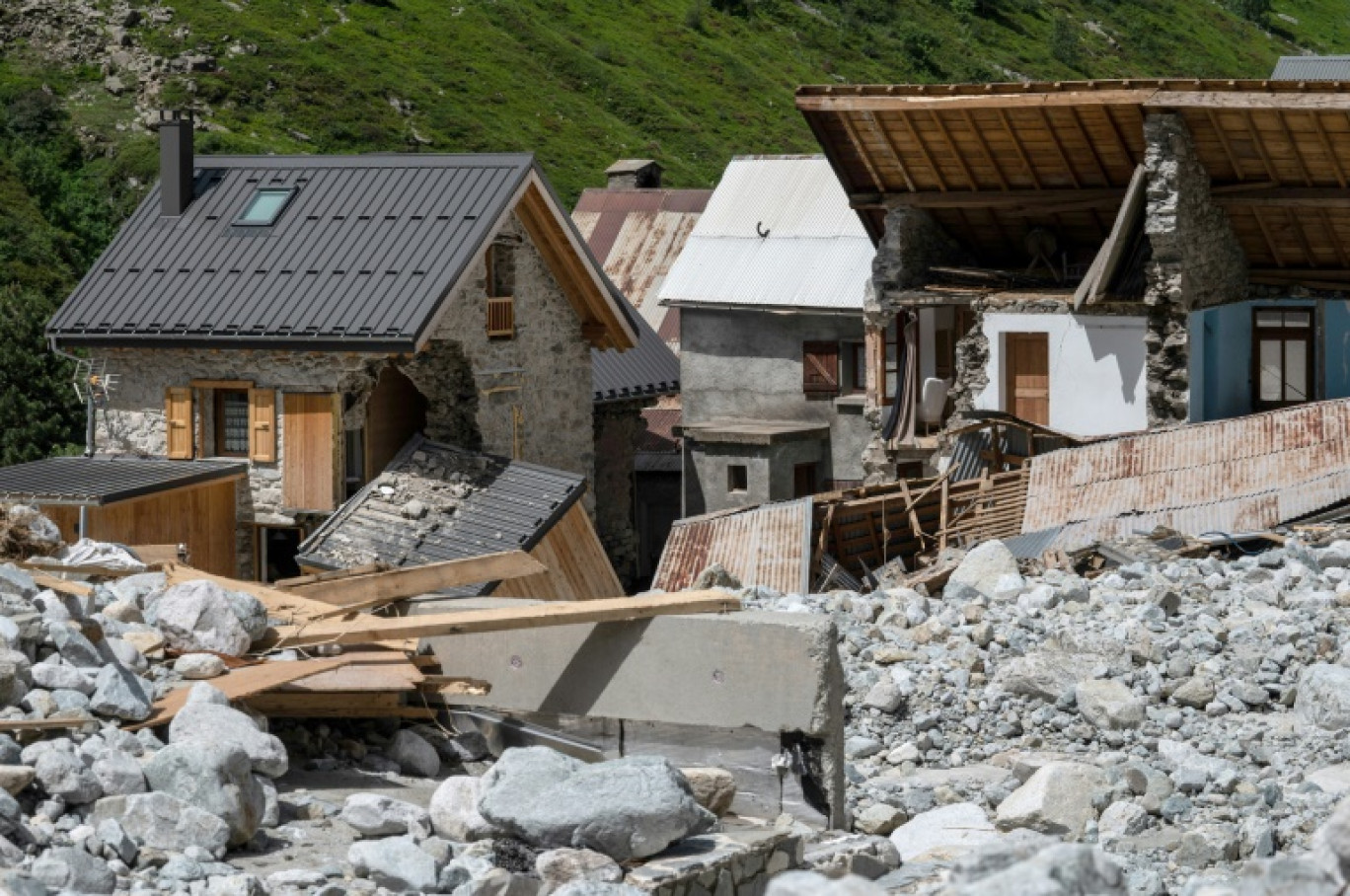 Des maisons endommagées par la crue de la rivière Vénéon, dans le hameau de La Bérarde,  le 28 juin 2024 en Isère © ARNAUD FINISTRE