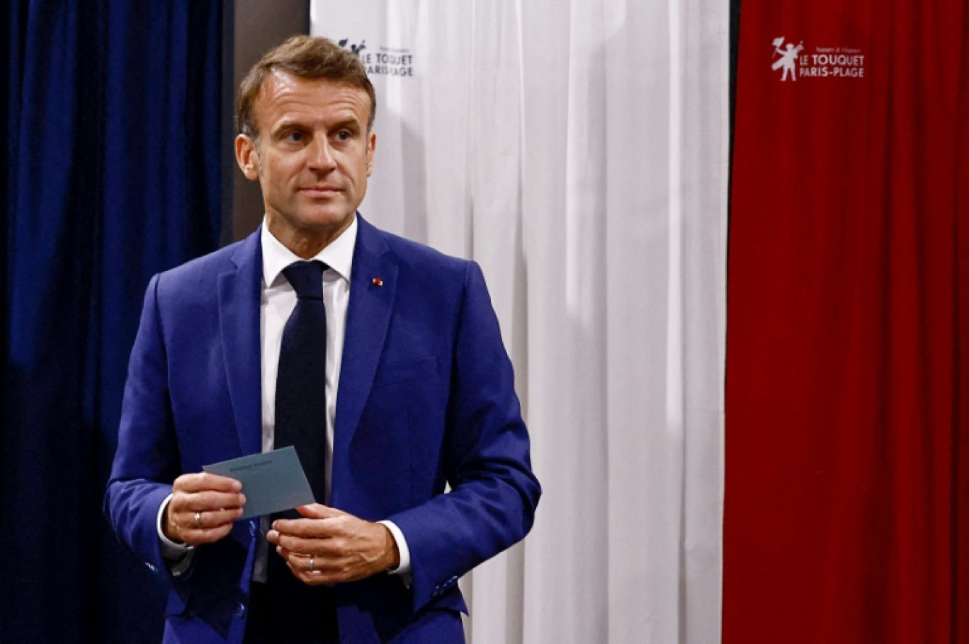 Le président Emmanuel Macron votant au Touquet (Pas-de-Calais) au premier tour des élections législatives le 30 juin 2024 © Yara Nardi